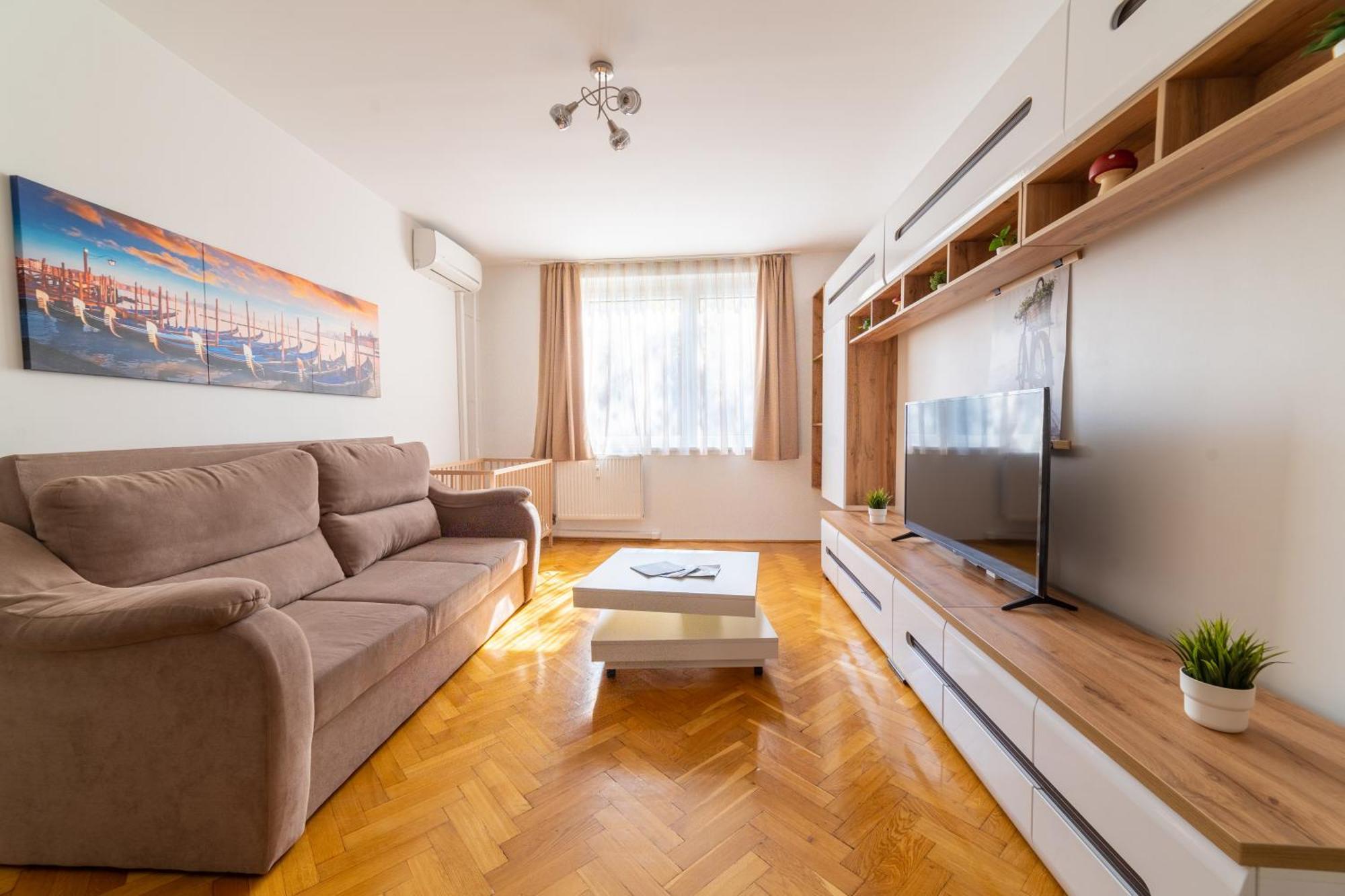 Comfort 14 -- Stylish City Apartment Netflix, Wi-Fi & Parking Mişcolţ Exterior foto